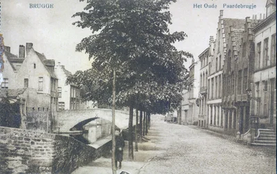 Ansichtkaart met een kanaal met oude brug in Brugge, ca. 1912